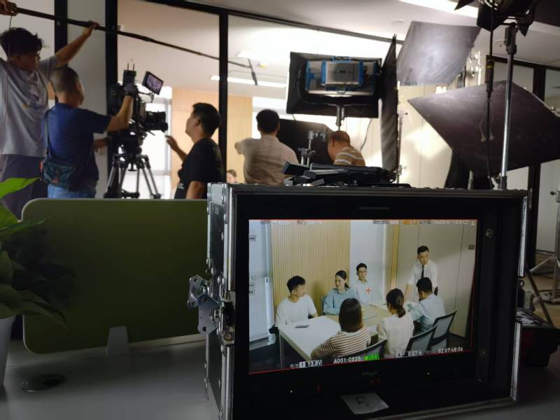 富宁县TVC拍摄公司：科技产品视觉化大师，诠释未来感与功能美学